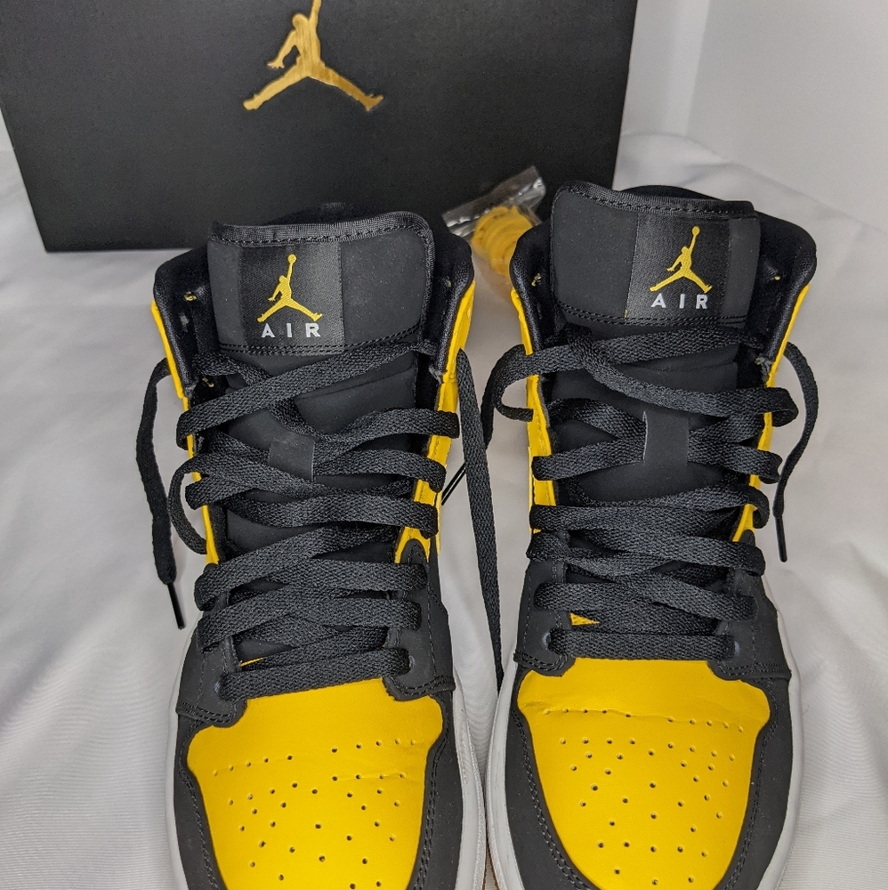 Air Jordan 1  Mid New Love size 10